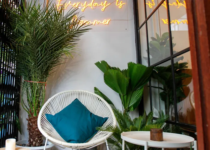 Tropical Summer بيت شباب بانكوك